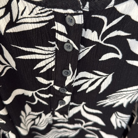 LOFT TOP IN BLACK AND WHITE LEAF PRINT ROUND NECK WITH 5 BUTTONS AT TOP 3/4 SLV - Picture 8 of 9